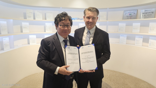▲(왼쪽부터) 곽병주 지엔티파마 대표와 안젤로 카토 샤넬파마 대표가 계약을 체결한 뒤 기념촬영을 하고 있다.
 (사진제공=지엔티파마)