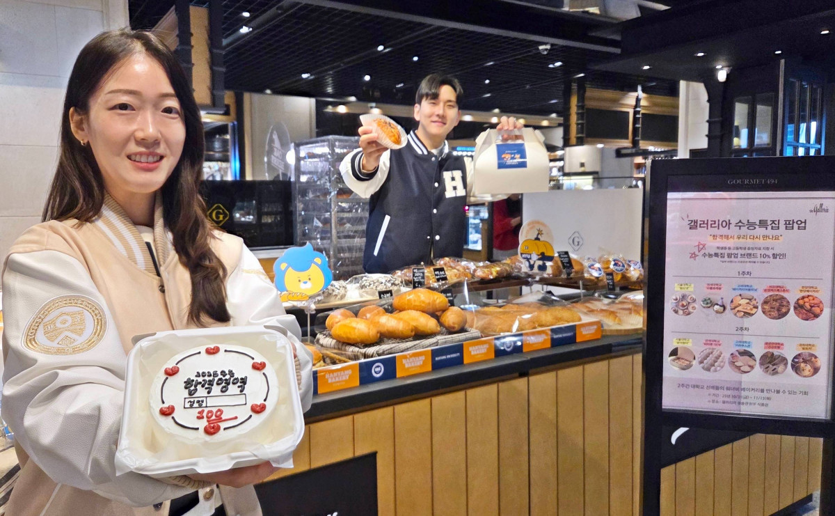 ▲서울 갤러리아명품관에서 모델들이 수능특집 팝업스토어를 소개하는 모습 (사진제공=갤러리아백화점)