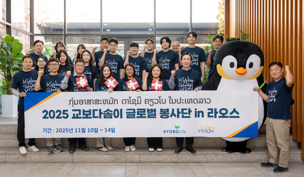 ▲교보생명은 10일 서울 종로구 교보빌딩에서 조대규 대표이사 사장(첫 번째 줄 맨 오른쪽)을 비롯한 임직원들이 '2025 교보다솜이글로벌자원봉사 발대식'을 가졌다고 밝혔다. 이날 행사에는 교보생명 브랜드 캐릭터 '꼬옥' 인형도 함께했다. (제공 교보생명)