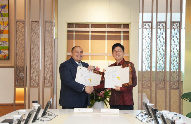 ▲(왼쪽부터) 다난타라 최고투자책임자 판두 자흐리르와 노현호 SK플라즈마코어 법인장이 인도네시아 현지에서 열린 혈액제제 생산 인프라 투자를 위한 MOU를 체결식에서 서명 후 기념촬영을 하고 있다.
(사진제공=SK플라즈마)