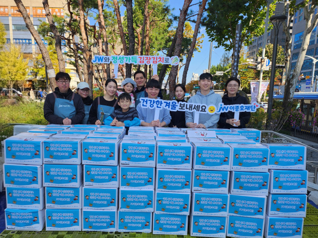 ▲JW 임직원들이 1일 과천시민회관 시계탑 광장에서 열린 ‘2025년 모두가 나누는 김장축제’에서 기념촬영을 하고 있다. (사진제공=JW이종호재단)