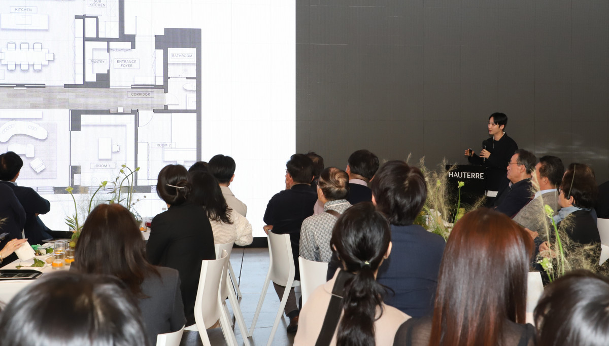 ▲론칭행사에서 ‘아틀리에 에디션’ PT를 하는 양태오 작가 (포스코이앤씨)