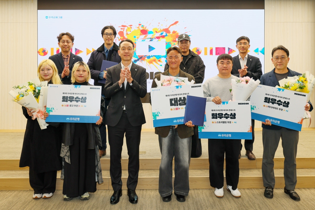 ▲이정섭 우리은행 브랜드홍보그룹장(앞줄 왼쪽 세번째)과 '우리미디콘' 수상자들이 5일 서울 중구 우리은행 본점에서 시상식을 마친 후 기념촬영을 하고 있다. (사진제공=우리은행)