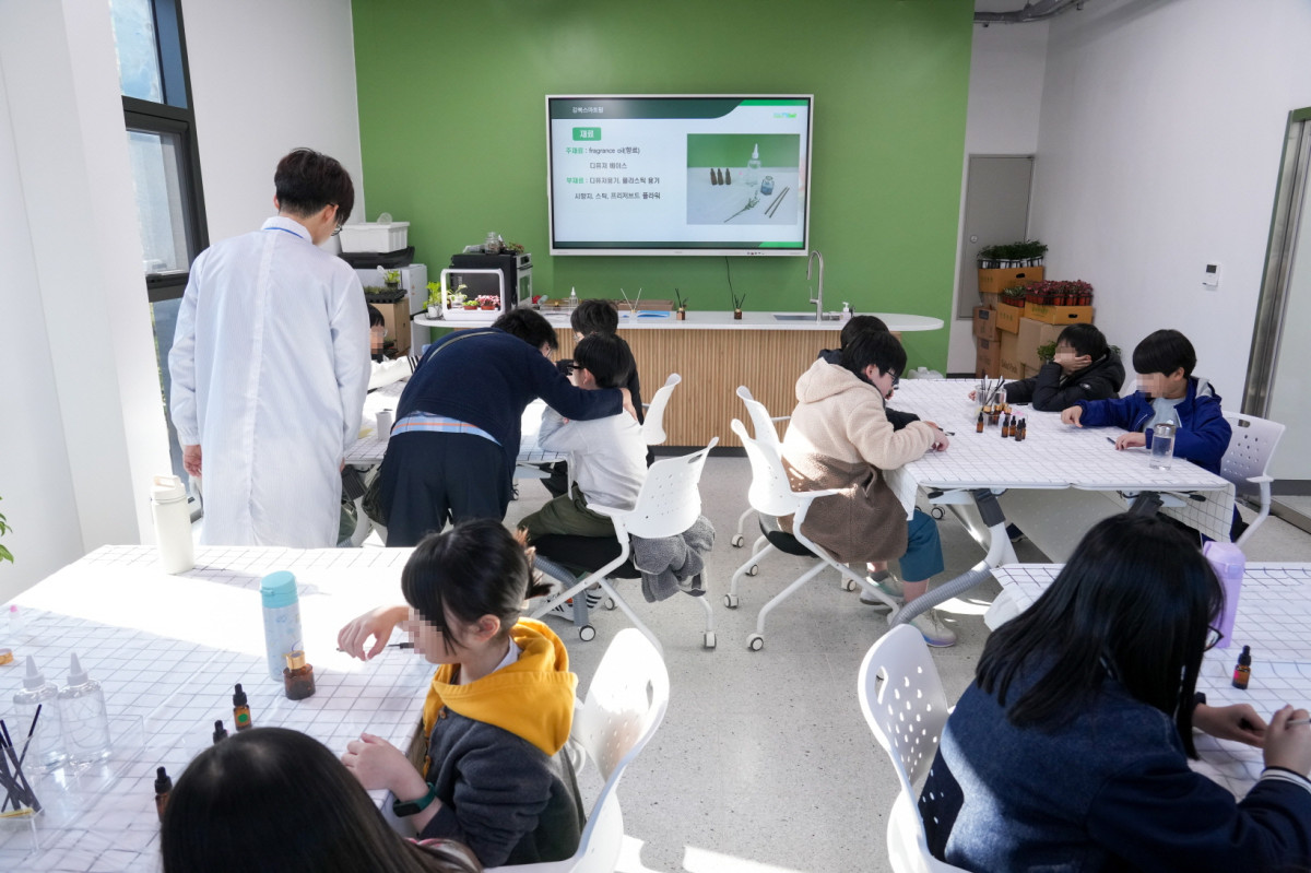 ▲이달 5일 초등학생들이 강북구 스마트팜센터 체험 프로그램에 참여하고 있다. (강북구청)