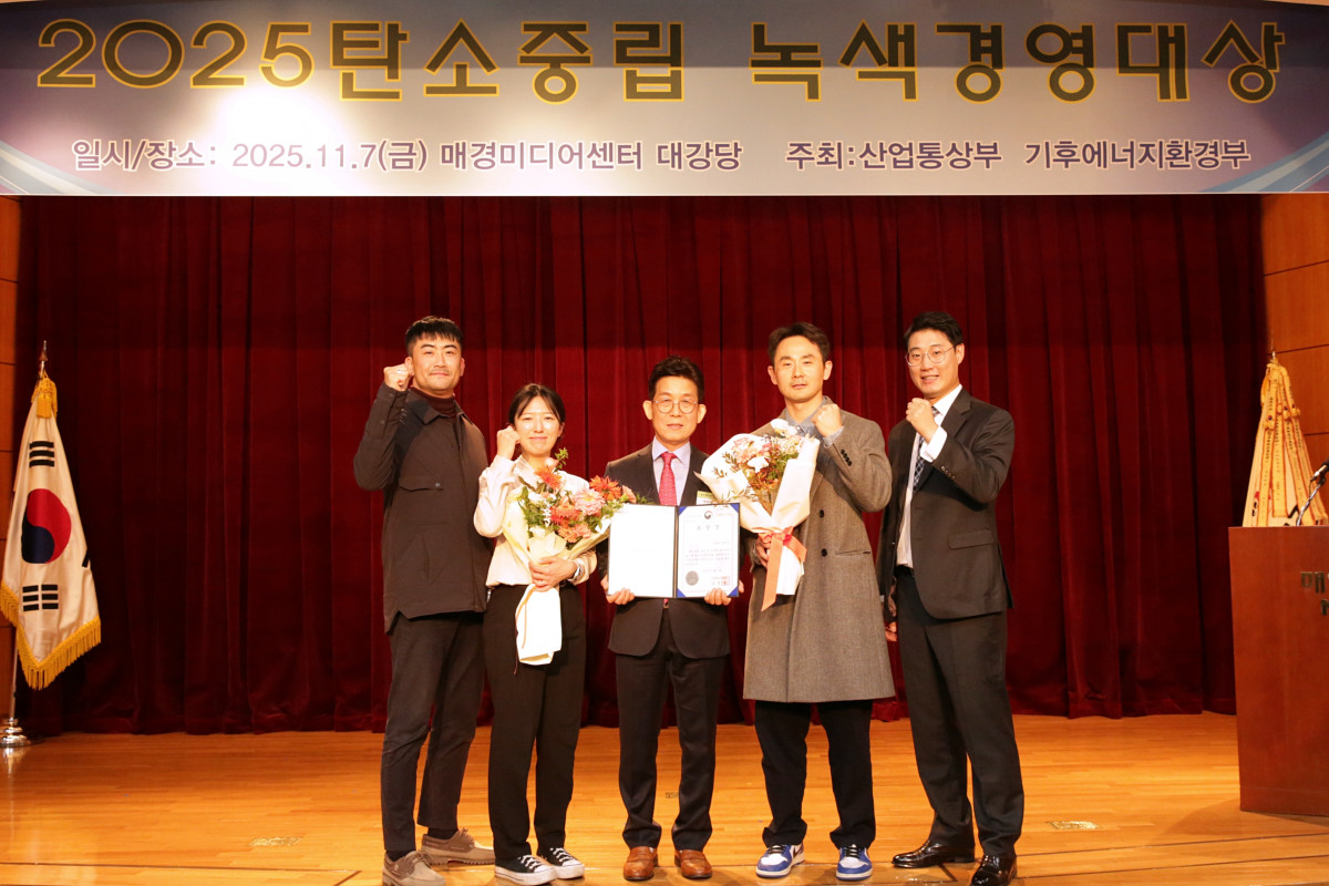 ▲한화 건설부문은 7일 '2025 탄소중립 녹색경영 정부포상'에서 서울아레나 복합문화시설 현장으로 산업통상부장관 표창을 받았다. (사진제공=한화 건설부문)