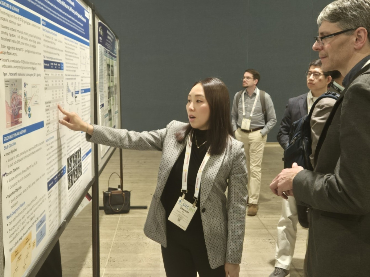 ▲김새롬 메드팩토 미국법인장(왼쪽)이 SITC에서 골육종 임상 결과를 설명하고 있다. (사진제공=메드팩토)