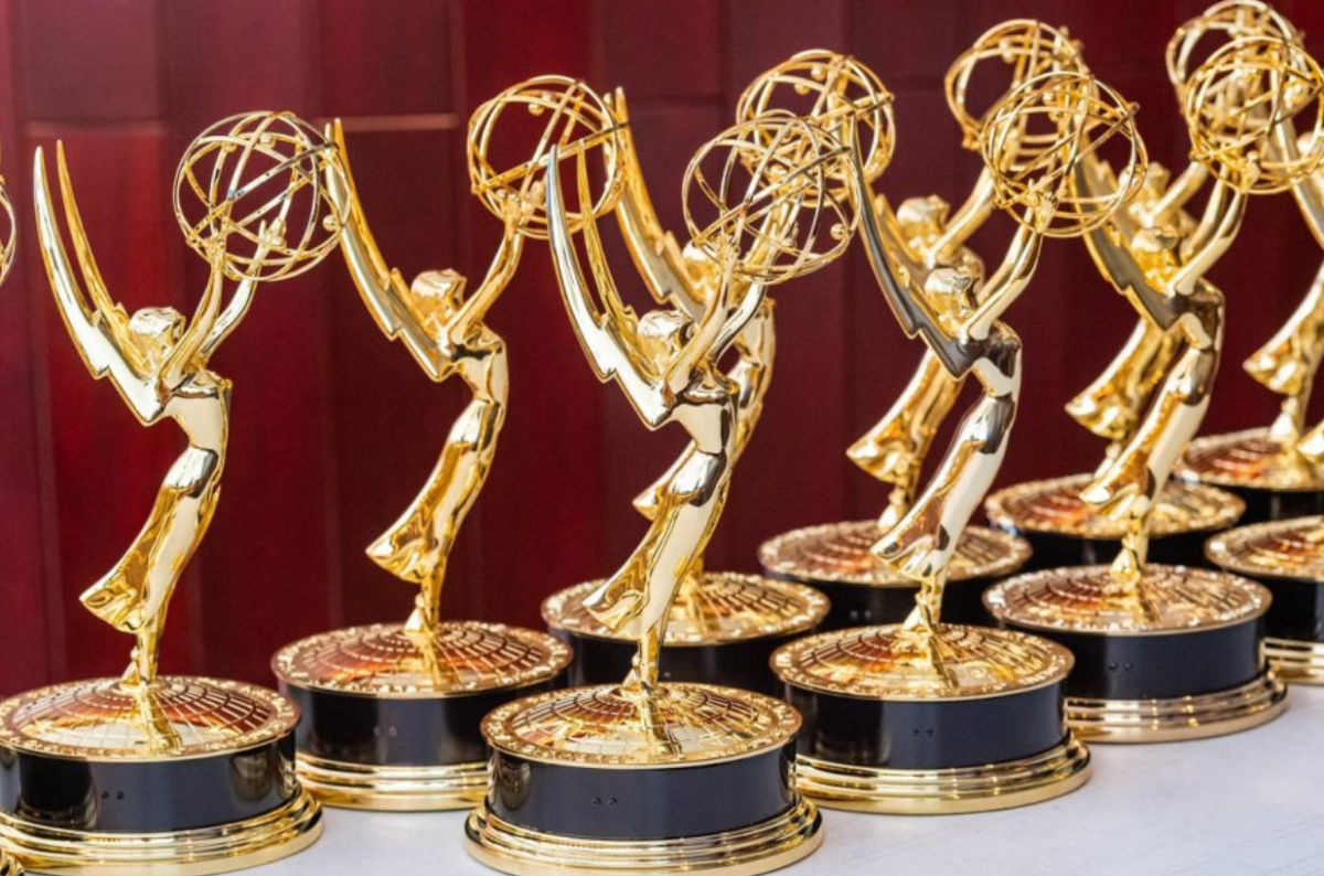 ▲미국 에미상 트로피가 진열된 모습이 10일, 삼성리서치 아메리카의 CMAF 표준화 에미상 수상을 배경으로 촬영되고 있다. (출처=삼성리서치)