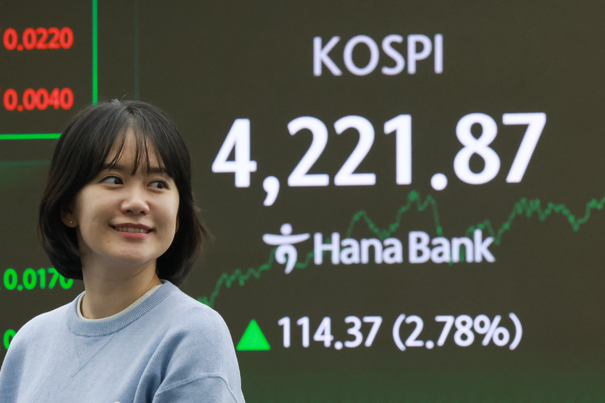 ▲코스피가 4200선을 돌파하며 마감한 3일 서울 중구 하나은행 본점 딜링룸 (연합뉴스)