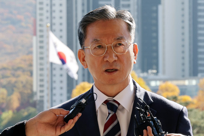 ▲ 정성호 법무부 장관이 10일 오전 정부 과천청사 법무부로 출근하며 검찰의 ‘대장동 항소 포기’ 결정과 관련한 입장을 밝히고 있다. (연합뉴스)