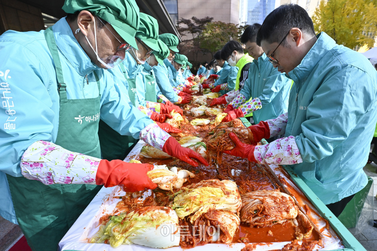 ▲10일 서울 중구 하나금융그룹 명동사옥에서 열린 2025 모두하나데이 사랑의 김장 나눔에서 임직원들이 김장을 하고 있다. 이날 행사에는 하나금융그룹 및 관계사 임직원들 250여명이 참여해 1만1111포기의 김치를 담가 지역사회에 기부할 예정이다. 조현호 기자 hyunho@