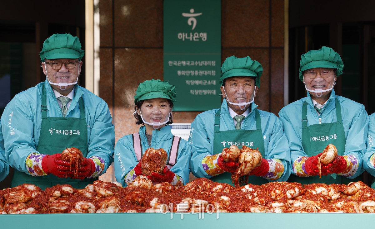 ▲함영주(왼쪽 세 번째) 하나금융그룹 회장이 10일 서울 중구 하나금융그룹 명동사옥에서 열린 2025 모두하나데이 사랑의 김장 나눔에서 임직원들과 기념촬영을 하고 있다. 이날 행사에는 하나금융그룹 및 관계사 임직원들 250여명이 참여해 1만1111포기의 김치를 담가 지역사회에 기부할 예정이다. 조현호 기자 hyunho@