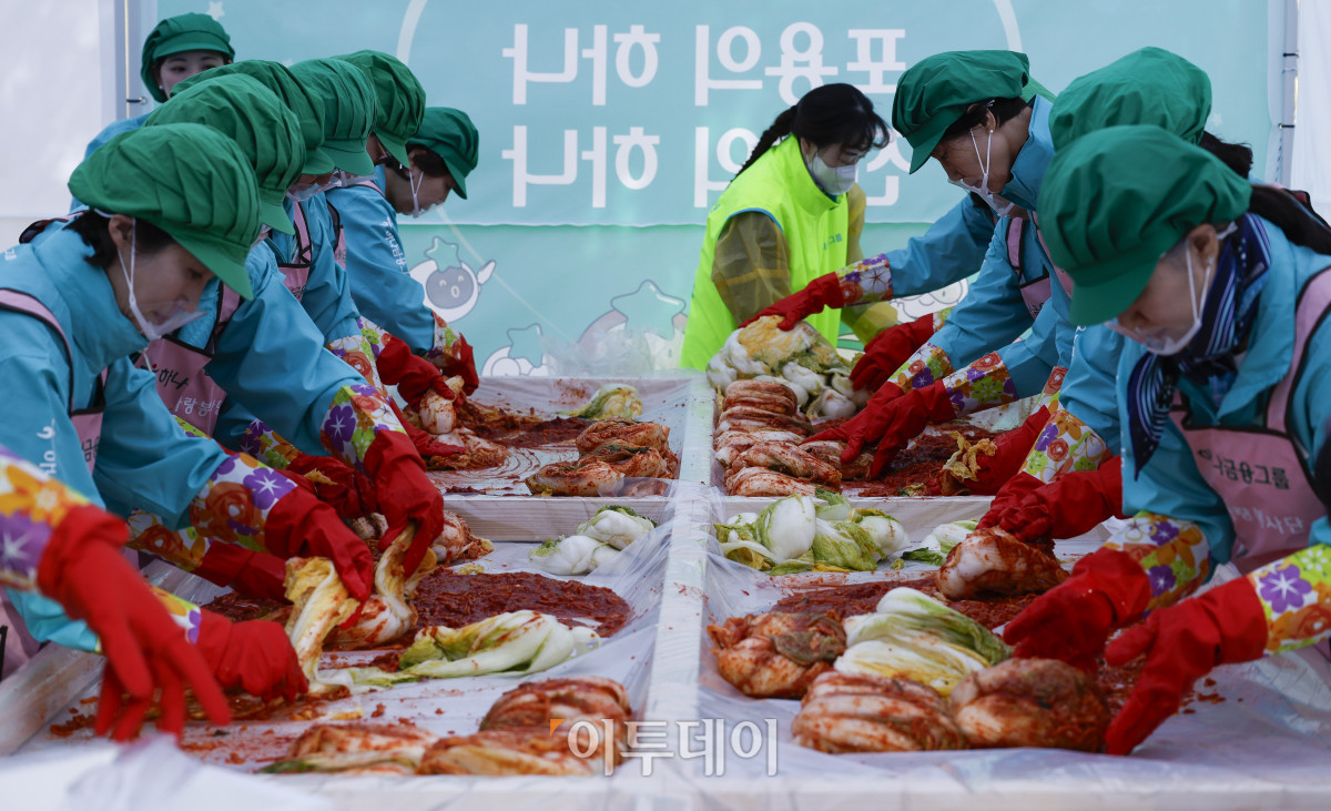 ▲10일 서울 중구 하나금융그룹 명동사옥에서 열린 2025 모두하나데이 사랑의 김장 나눔에서 임직원들이 김장을 하고 있다. 이날 행사에는 하나금융그룹 및 관계사 임직원들 250여명이 참여해 1만1111포기의 김치를 담가 지역사회에 기부할 예정이다. 조현호 기자 hyunho@
