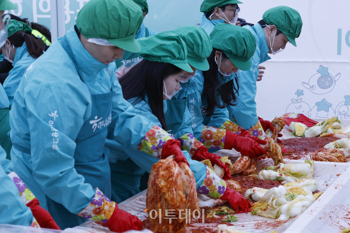 ▲10일 서울 중구 하나금융그룹 명동사옥에서 열린 2025 모두하나데이 사랑의 김장 나눔에서 임직원들이 김장을 하고 있다. 이날 행사에는 하나금융그룹 및 관계사 임직원들 250여명이 참여해 1만1111포기의 김치를 담가 지역사회에 기부할 예정이다. 조현호 기자 hyunho@