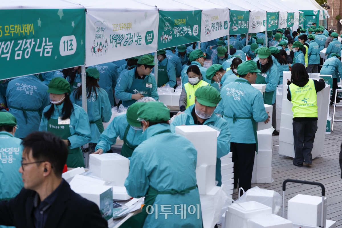 ▲10일 서울 중구 하나금융그룹 명동사옥에서 열린 2025 모두하나데이 사랑의 김장 나눔에서 임직원들이 김장을 하고 있다. 이날 행사에는 하나금융그룹 및 관계사 임직원들 250여명이 참여해 1만1111포기의 김치를 담가 지역사회에 기부할 예정이다. 조현호 기자 hyunho@