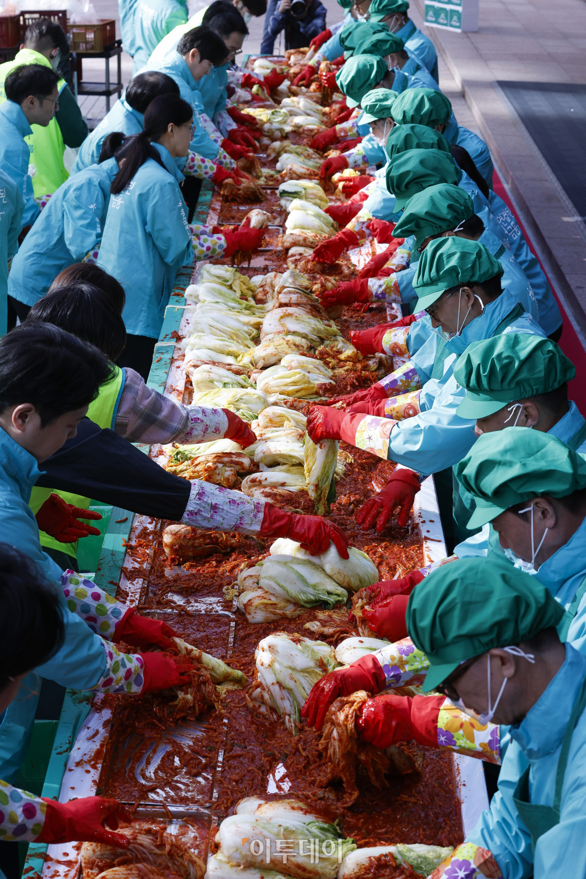 ▲10일 서울 중구 하나금융그룹 명동사옥에서 열린 2025 모두하나데이 사랑의 김장 나눔에서 임직원들이 김장을 하고 있다. 이날 행사에는 하나금융그룹 및 관계사 임직원들 250여명이 참여해 1만1111포기의 김치를 담가 지역사회에 기부할 예정이다. 조현호 기자 hyunho@