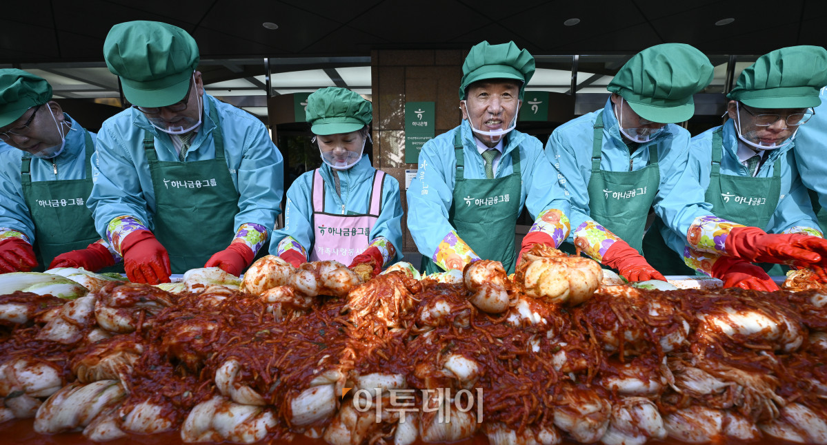 ▲함영주(오른쪽 세 번째) 하나금융그룹 회장이 10일 서울 중구 하나금융그룹 명동사옥에서 열린 2025 모두하나데이 사랑의 김장 나눔에서 임직원들과 김장을 하고 있다. 이날 행사에는 하나금융그룹 및 관계사 임직원들 250여명이 참여해 1만1111포기의 김치를 담가 지역사회에 기부할 예정이다. 조현호 기자 hyunho@