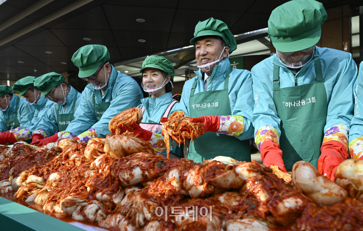 ▲함영주(오른쪽 두 번째) 하나금융그룹 회장이 10일 서울 중구 하나금융그룹 명동사옥에서 열린 2025 모두하나데이 사랑의 김장 나눔에서 임직원들과 김장을 하고 있다. 이날 행사에는 하나금융그룹 및 관계사 임직원들 250여명이 참여해 1만1111포기의 김치를 담가 지역사회에 기부할 예정이다. 조현호 기자 hyunho@