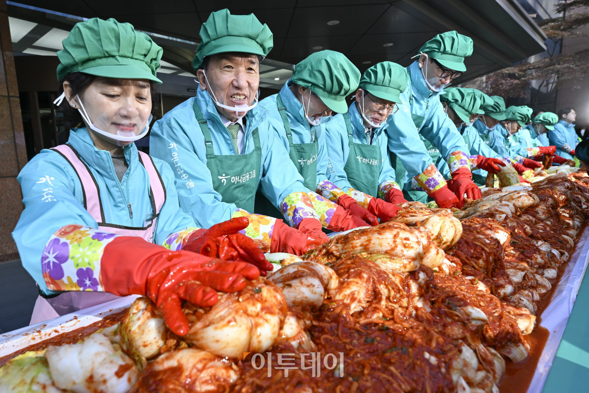 ▲함영주(왼쪽 두 번째) 하나금융그룹 회장이 10일 서울 중구 하나금융그룹 명동사옥에서 열린 2025 모두하나데이 사랑의 김장 나눔에서 임직원들과 김장을 하고 있다. 이날 행사에는 하나금융그룹 및 관계사 임직원들 250여명이 참여해 1만1111포기의 김치를 담가 지역사회에 기부할 예정이다. 조현호 기자 hyunho@