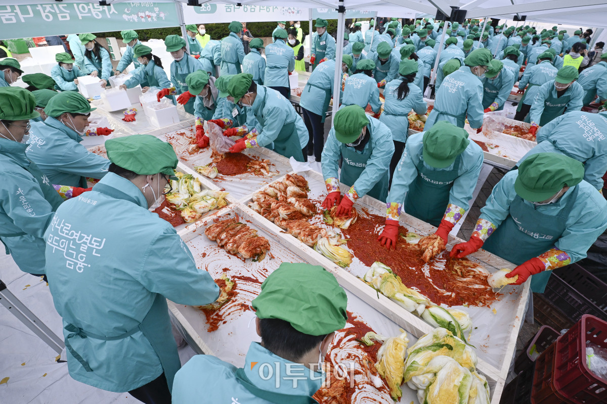 ▲10일 서울 중구 하나금융그룹 명동사옥에서 열린 2025 모두하나데이 사랑의 김장 나눔에서 임직원들이 김장을 하고 있다. 이날 행사에는 하나금융그룹 및 관계사 임직원들 250여명이 참여해 1만1111포기의 김치를 담가 지역사회에 기부할 예정이다. 조현호 기자 hyunho@