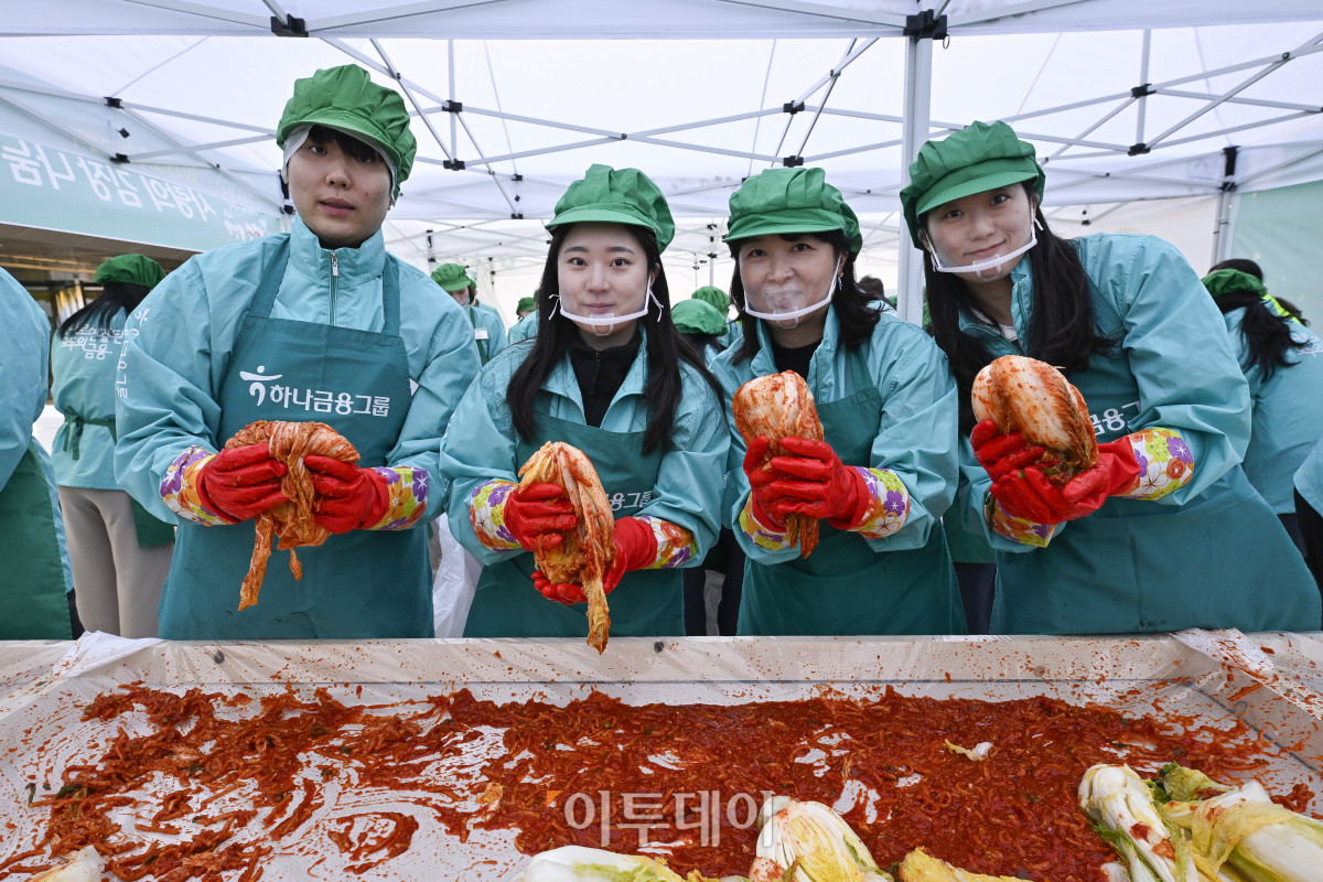 ▲10일 서울 중구 하나금융그룹 명동사옥에서 열린 2025 모두하나데이 사랑의 김장 나눔에서 임직원들이 김장을 하고 있다. 이날 행사에는 하나금융그룹 및 관계사 임직원들 250여명이 참여해 1만1111포기의 김치를 담가 지역사회에 기부할 예정이다. 조현호 기자 hyunho@