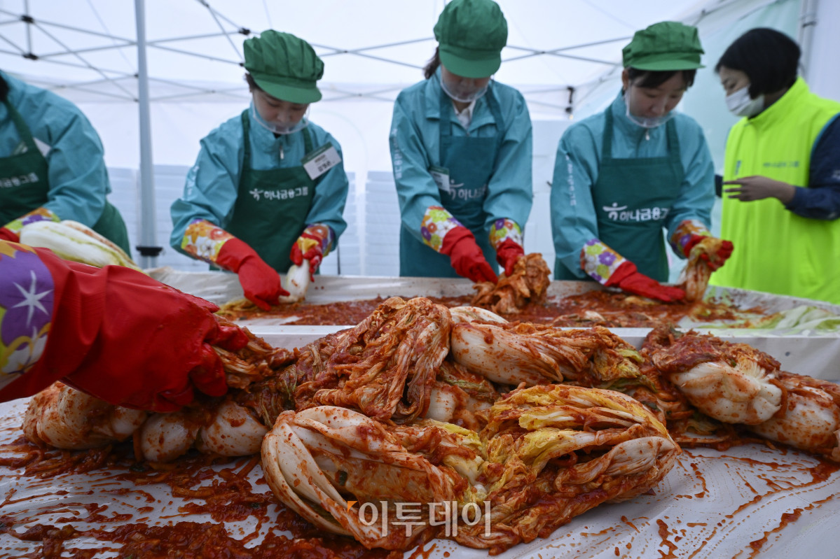 ▲10일 서울 중구 하나금융그룹 명동사옥에서 열린 2025 모두하나데이 사랑의 김장 나눔에서 임직원들이 김장을 하고 있다. 이날 행사에는 하나금융그룹 및 관계사 임직원들 250여명이 참여해 1만1111포기의 김치를 담가 지역사회에 기부할 예정이다. 조현호 기자 hyunho@