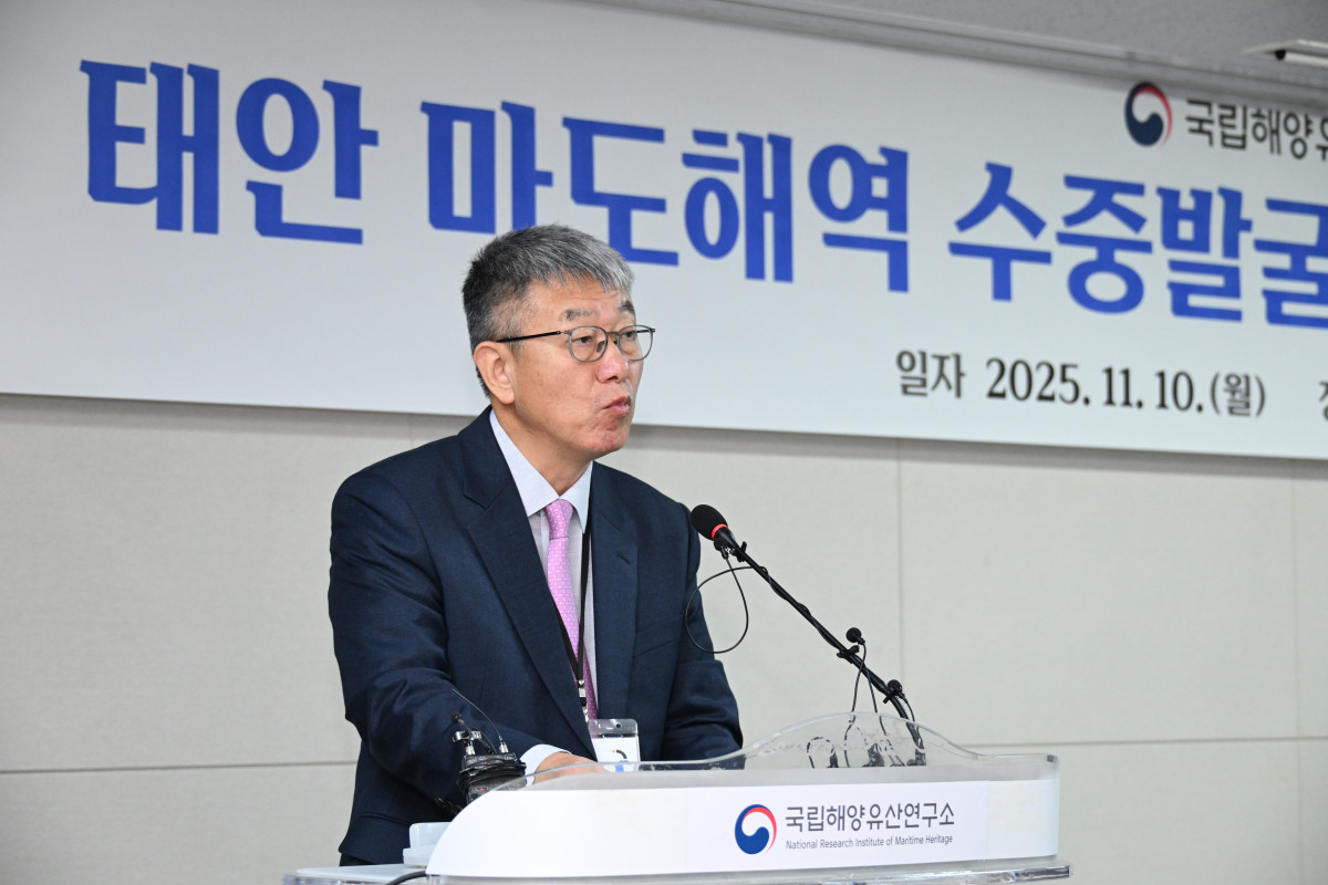 ▲10일 이은석 국가유산청 국립해양유산연구소장이 '태안 마도해역 수중발굴조사 성과 언론 공개회'에서 "2015년 발굴 후 바닷속에 매몰해 보존하고 있던 현존 유일의 조선시대 선박인 마도4호선의 선체 인양작업을 최근 마무리했다"라고 밝혔다. (국가유산청)