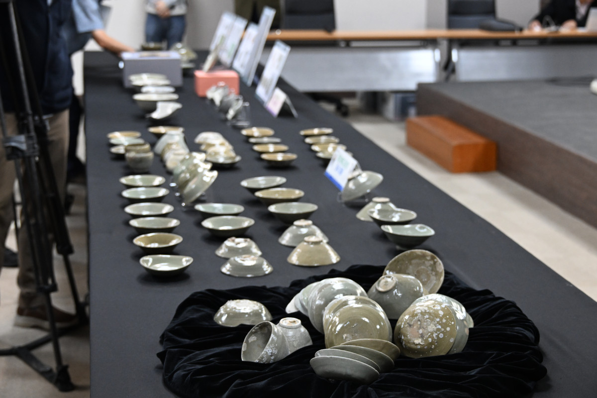 ▲10일 국가유산청 국립해양유산연구소 브리핑에 따르면, 마도4호선 인양을 진행하는 동시에 음파탐사로 마도 해역 일대를 조사하던 중 또 다른 고선박의 흔적을 확인했다. 사진은 이 고선박에서 발견된 청자 다발. (국가유산청)