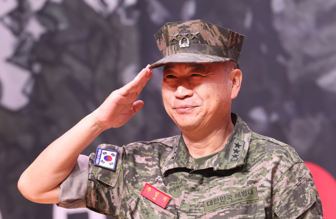 ▲14일 강원 양구군 문화복지센터에서 열린 025 도솔산 지구 전투 전승 기념식에서 주일석 해병대 사령관이 참전용사들에게 경례하고 있다. (연합뉴스)