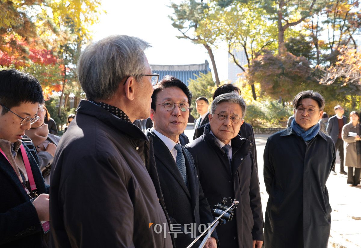 ▲김민석 국무총리가 10일 서울 종로구 유네스코 세계문화유산인 종묘를 찾아 최근 서울시의 세운상가 재개발 계획에 따른 영향을 살펴보고 대책을 점검하고 있다. 이날 종묘 방문에는 허민 국가유산청장, 유홍준 국립박물관장 등이 함께 했다. 청사사진기자단