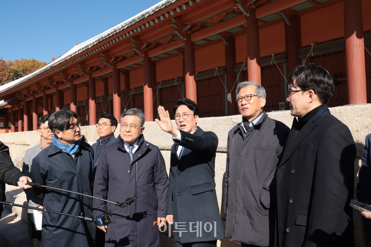 ▲김민석 국무총리가 10일 서울 종로구 유네스코 세계문화유산인 종묘를 찾아 최근 서울시의 세운상가 재개발 계획에 따른 영향을 살펴보고 대책을 점검하고 있다. 이날 종묘 방문에는 허민 국가유산청장, 유홍준 국립박물관장 등이 함께 했다. 청사사진기자단