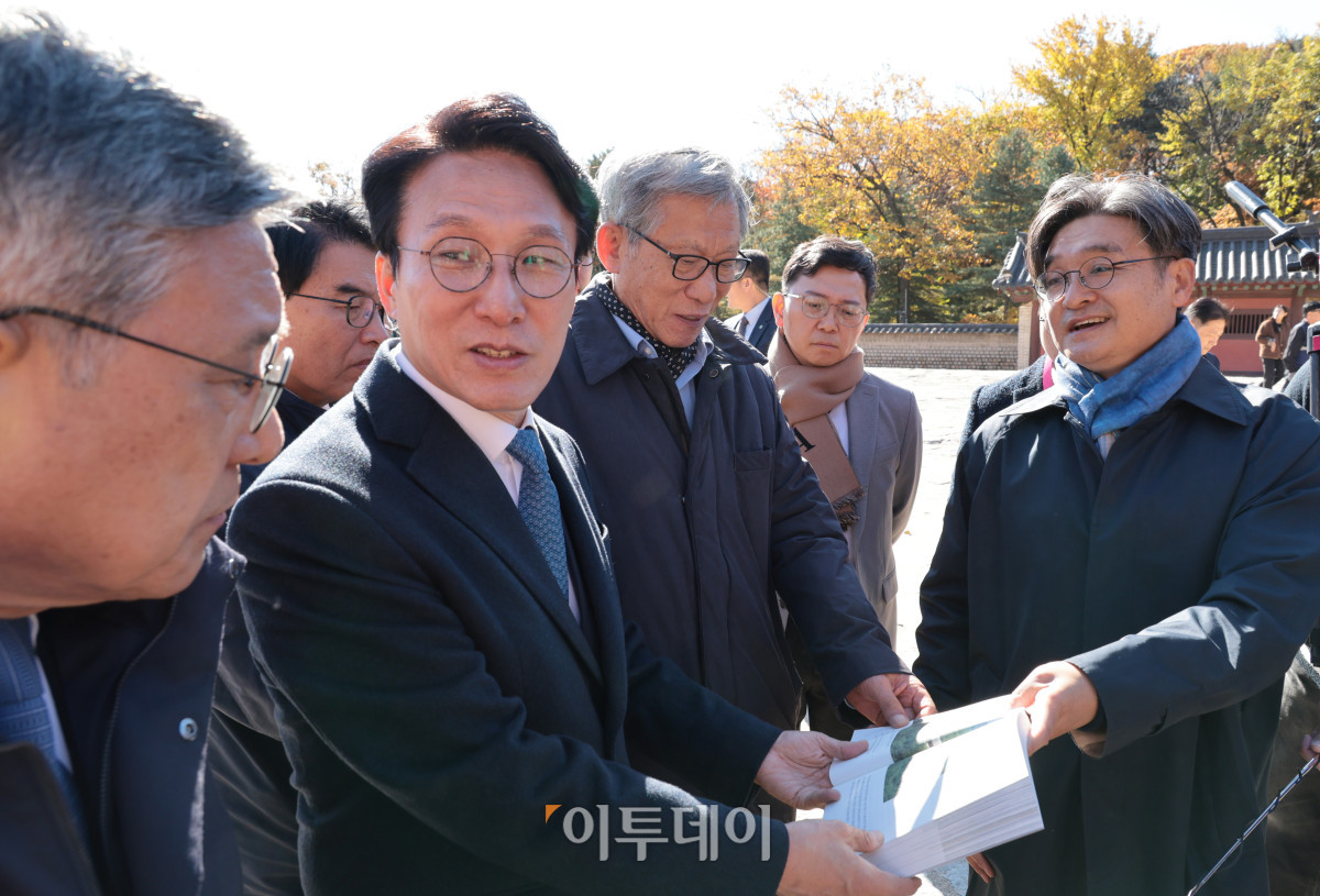 ▲김민석 국무총리가 10일 서울 종로구 유네스코 세계문화유산인 종묘를 찾아 최근 서울시의 세운상가 재개발 계획에 따른 영향을 살펴보고 대책을 점검하고 있다. 이날 종묘 방문에는 허민 국가유산청장, 유홍준 국립박물관장 등이 함께 했다. 청사사진기자단