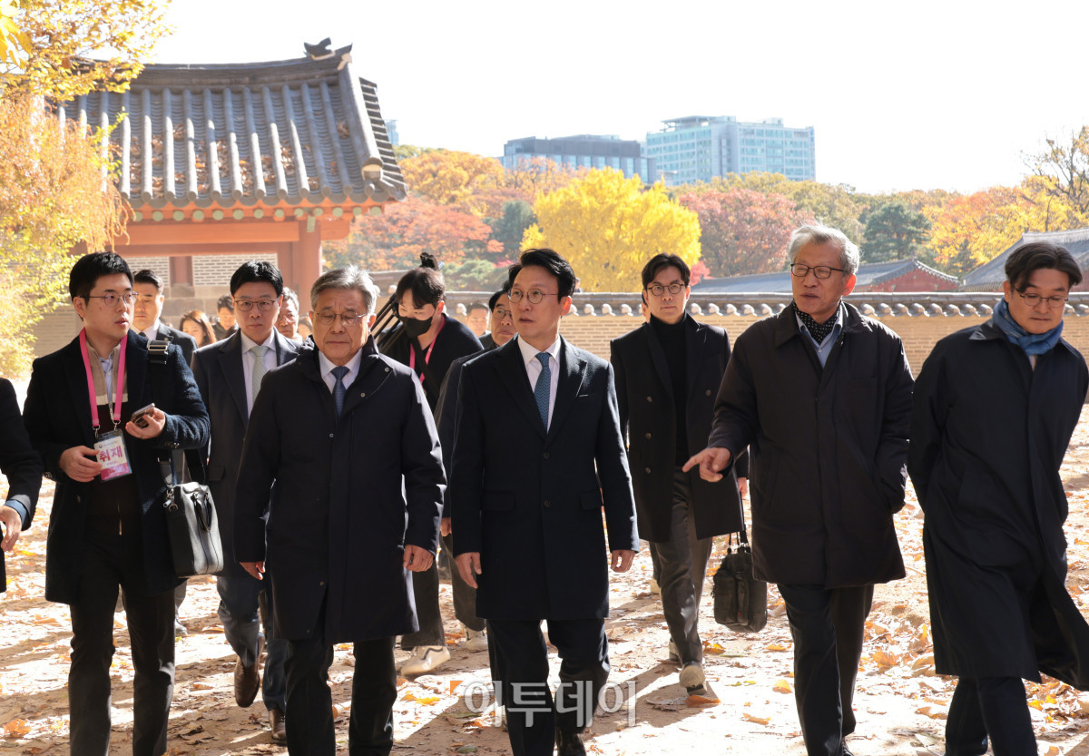 ▲김민석 국무총리가 10일 서울 종로구 유네스코 세계문화유산인 종묘를 찾아 최근 서울시의 세운상가 재개발 계획에 따른 영향을 살펴보고 대책을 점검하고 있다. 이날 종묘 방문에는 허민 국가유산청장, 유홍준 국립박물관장 등이 함께 했다. 청사사진기자단