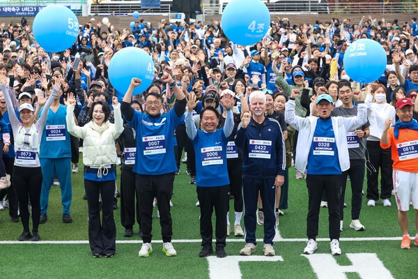 ▲제1회 온코런 참가자들이 8일 기념사진을 촬영하고 있다. (사진제공=롯데장학재단)