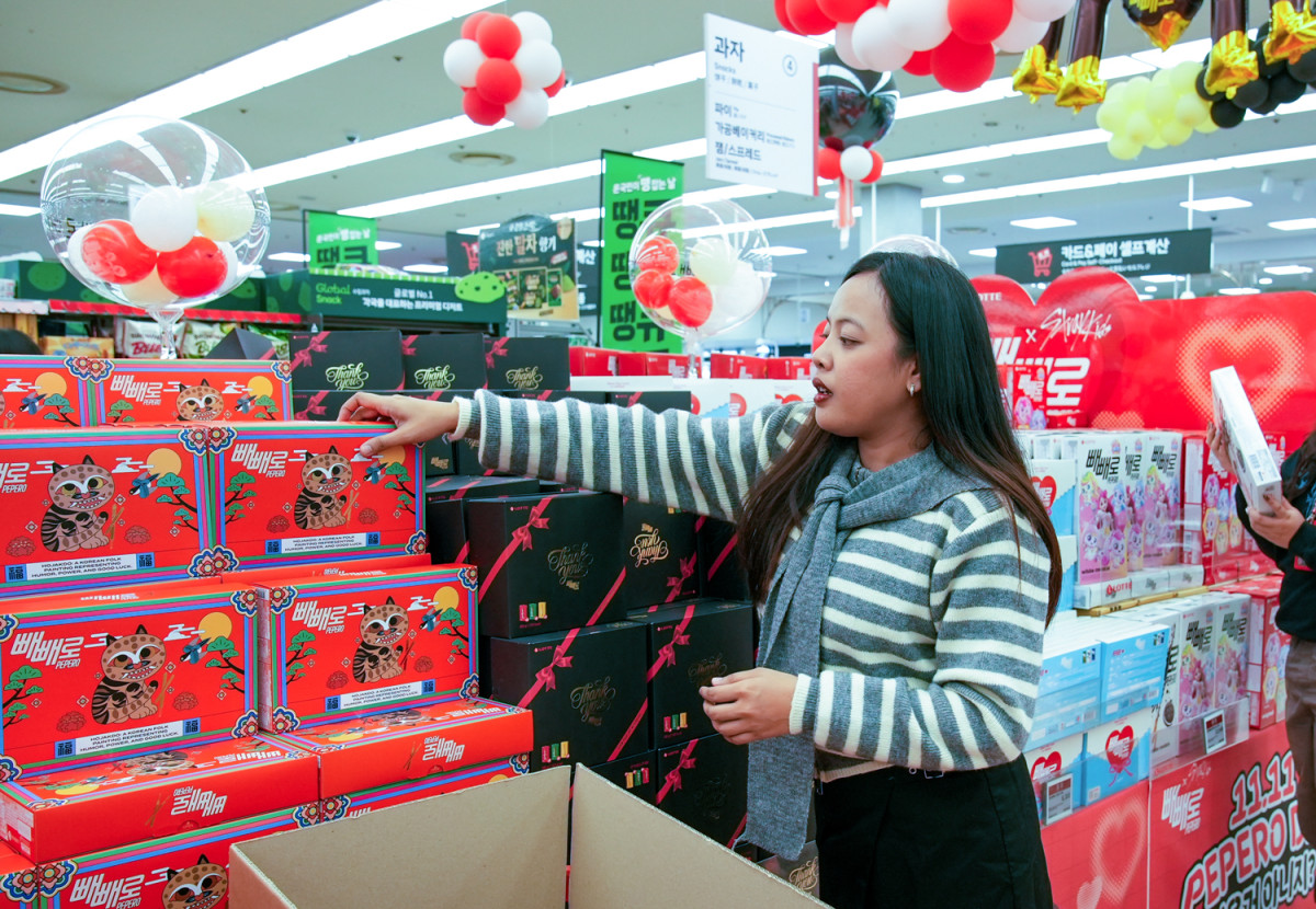 ▲롯데웰푸드 ‘빼빼로 Agent:P(에이전트 피)’ 활동 인원이 마트에 진열된 빼빼로를 배경으로 콘텐츠 촬영을 하고 있다. (사진제공=롯데웰푸드)