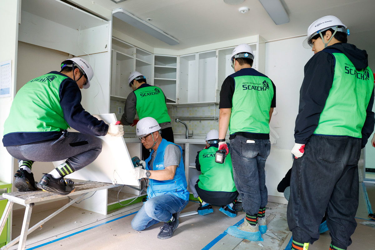 ▲7일 은평구 아동보육시설 현장에서 SH 임직원들이 성심을 다해 봉사활동에 참여하고 있다. (SH)