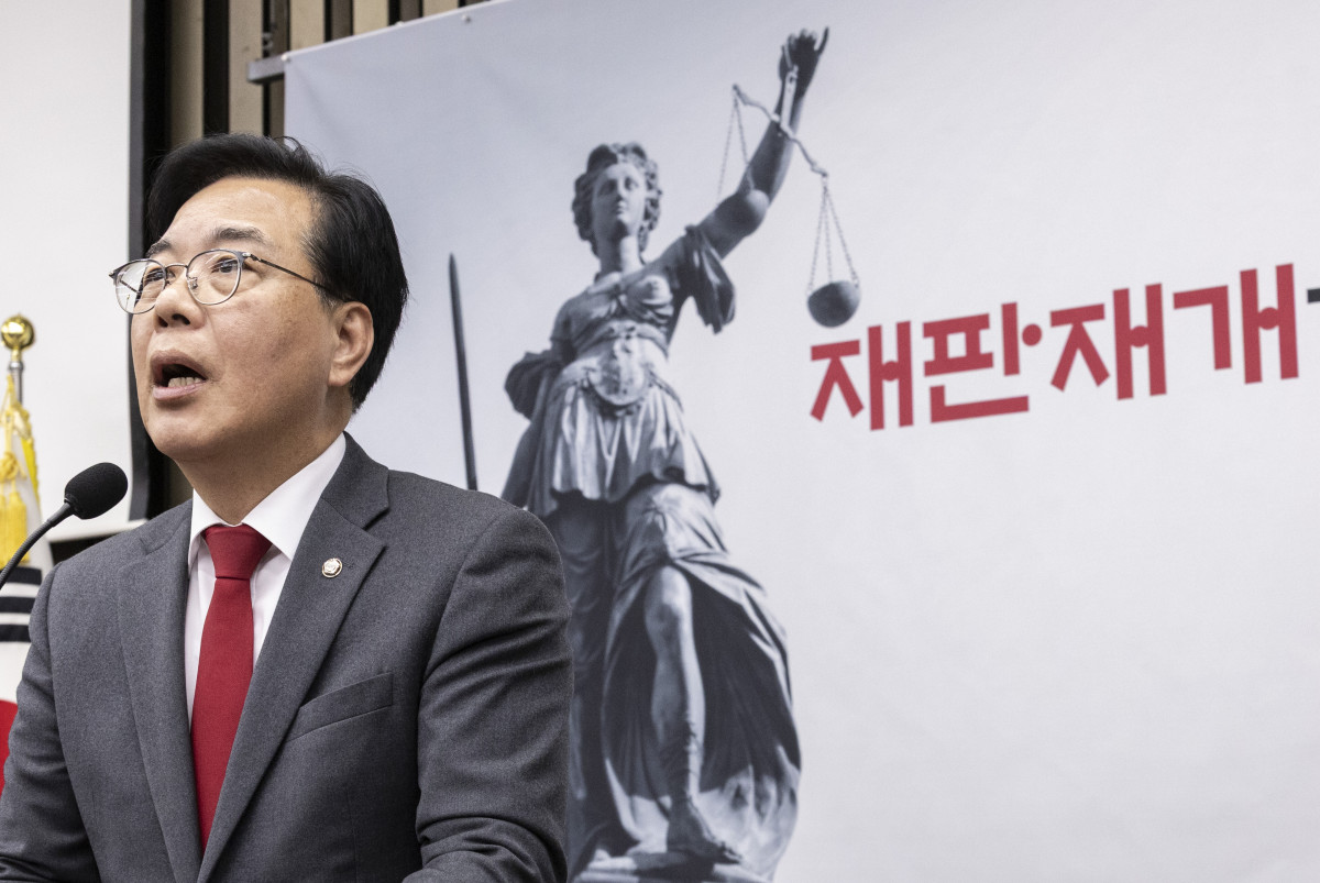 ▲국민의힘 송언석 원내대표가 10일 국회에서 열린 의원총회에서 검찰의 대장동 개발 비리사건 항소 포기를 규탄하는 발언을 하고 있다. 2025.11.10 (연합뉴스)