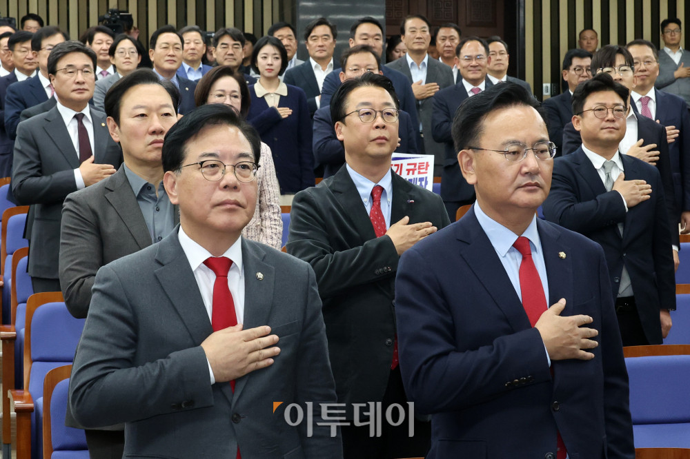 ▲송언석(앞줄 왼쪽) 국민의힘 원내대표와 유상범 원내운영수석부대표가 10일 서울 여의도 국회에서 열린 의원총회에서 국민의례를 하고 있다. 고이란 기자 photoeran@