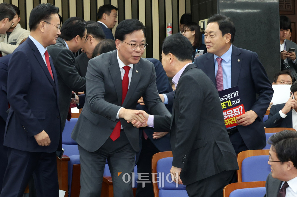 ▲송언석 국민의힘 원내대표가 10일 서울 여의도 국회에서 열린 의원총회에서 의원들과 인사하고 있다. 고이란 기자 photoeran@