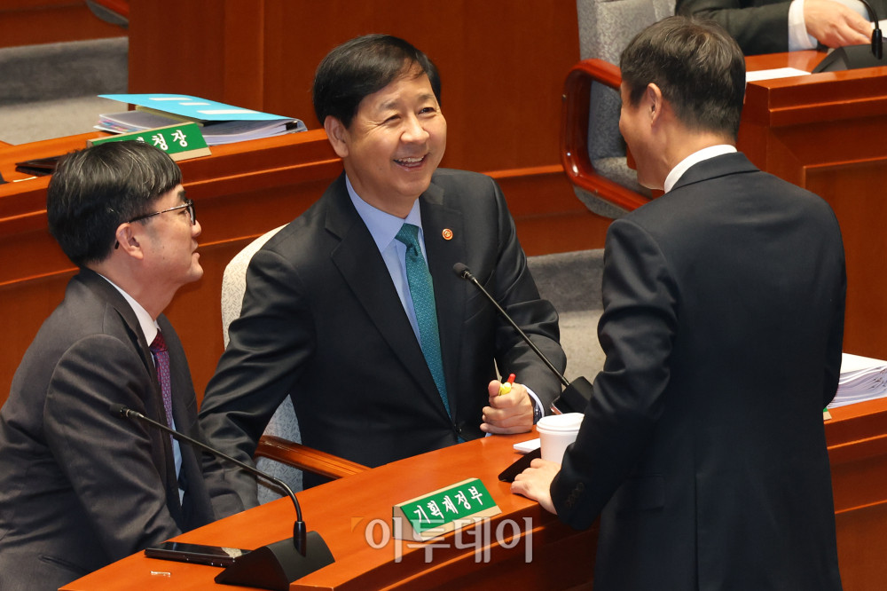 ▲구윤철(가운데) 경제부총리 겸 기획재정부 장관이 10일 서울 여의도 국회에서 열린 예산결산특별위원회 경제부처 정책질의에서 한병도(오른쪽) 예결위원장과 대화하고 있다. 고이란 기자 photoeran@