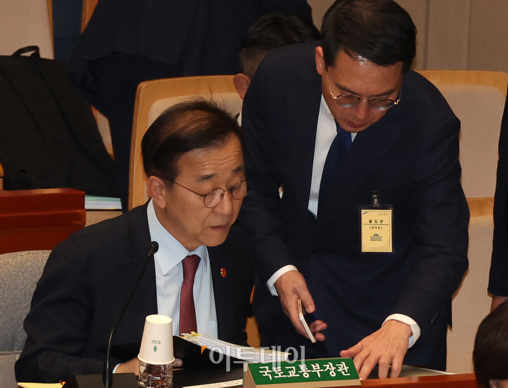 ▲김윤덕 국토교통부 장관이 10일 서울 여의도 국회에서 열린 예산결산특별위원회 경제부처 정책질의에서 자료를 살펴보고 있다. 고이란 기자 photoeran@