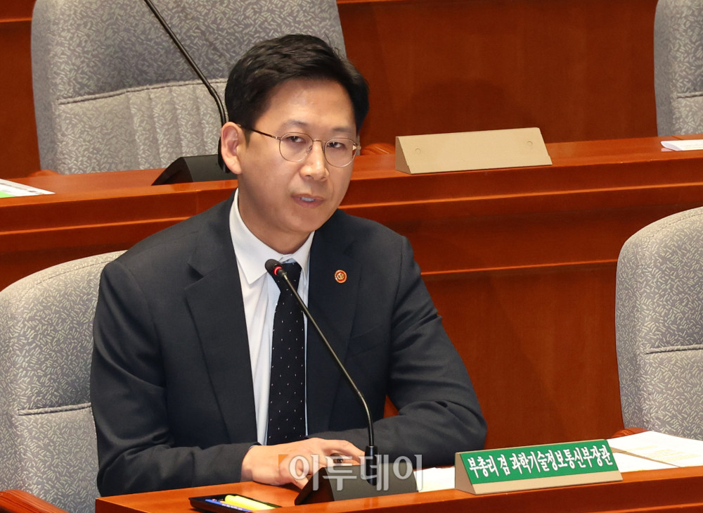 ▲배경훈 부총리 겸 과학기술정보통신부 장관이 10일 서울 여의도 국회에서 열린 예산결산특별위원회 경제부처 정책질의에서 의원 질의에 답하고 있다. 고이란 기자 photoeran@