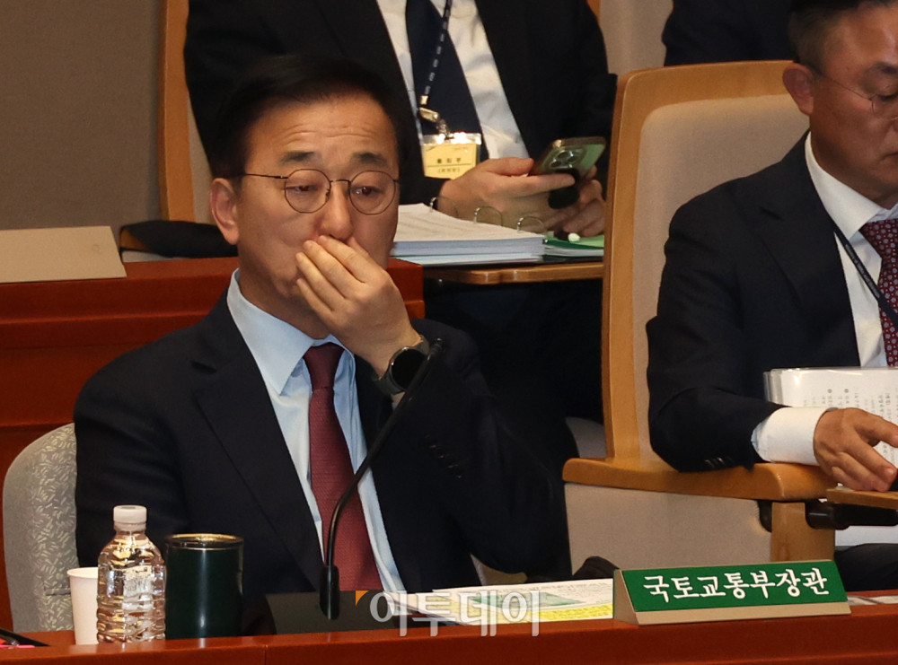 ▲김윤덕 국토교통부 장관이 10일 서울 여의도 국회에서 열린 예산결산특별위원회 경제부처 정책질의에 참석하고 있다. 고이란 기자 photoeran@