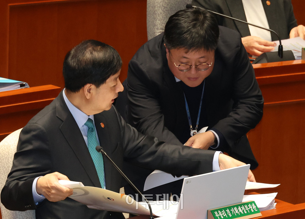 ▲구윤철 경제부총리 겸 기획재정부 장관이 10일 서울 여의도 국회에서 열린 예산결산특별위원회 경제부처 정책질의에서 자료를 살펴보고 있다. 고이란 기자 photoeran@