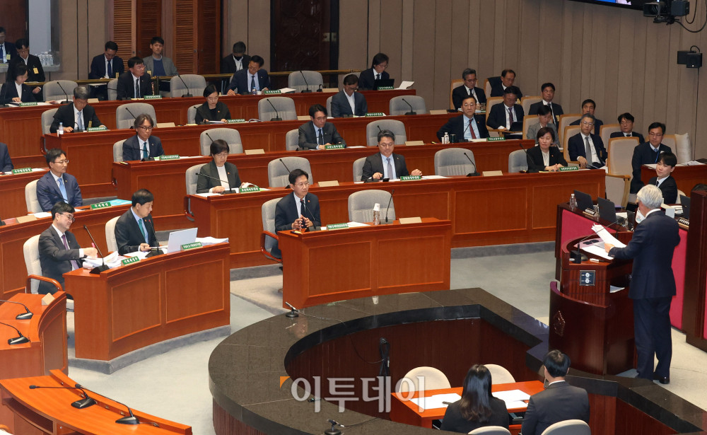 ▲배경훈 부총리 겸 과학기술정보통신부 장관이 10일 서울 여의도 국회에서 열린 예산결산특별위원회 경제부처 정책질의에서 의원 질의에 답하고 있다. 고이란 기자 photoeran@