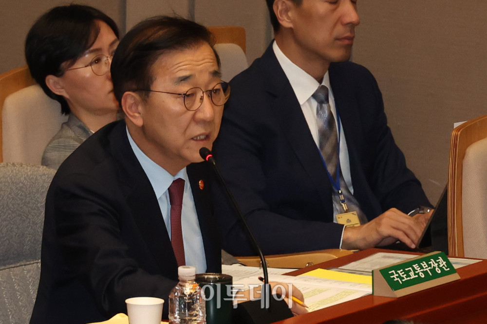 ▲김윤덕 국토교통부 장관이 10일 서울 여의도 국회에서 열린 예산결산특별위원회 경제부처 정책질의에서 의원 질의에 답하고 있다. 고이란 기자 photoeran@