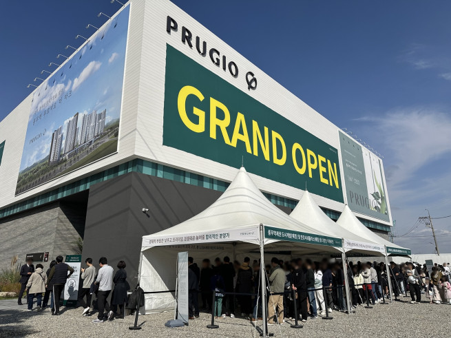 ▲'풍무역 푸르지오 더 마크' 청약 접수 전에 견본주택 입장을 위해 줄을 선 방문객들의 모습. (사진제공=대우건설)