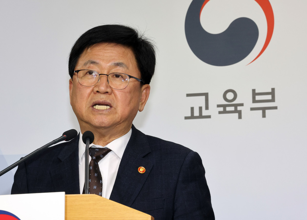 ▲최교진 교육부 장관이 10일 정부세종청사 교육부 브리핑실에서 인공지능 대전환 시대를 선도하고 국민 모두의 인공지능 역량 함양을 지원하기 위한 '모두를 위한 인공지능(AI) 인재 양성 방안'을 발표하고 있다. (연합뉴스)