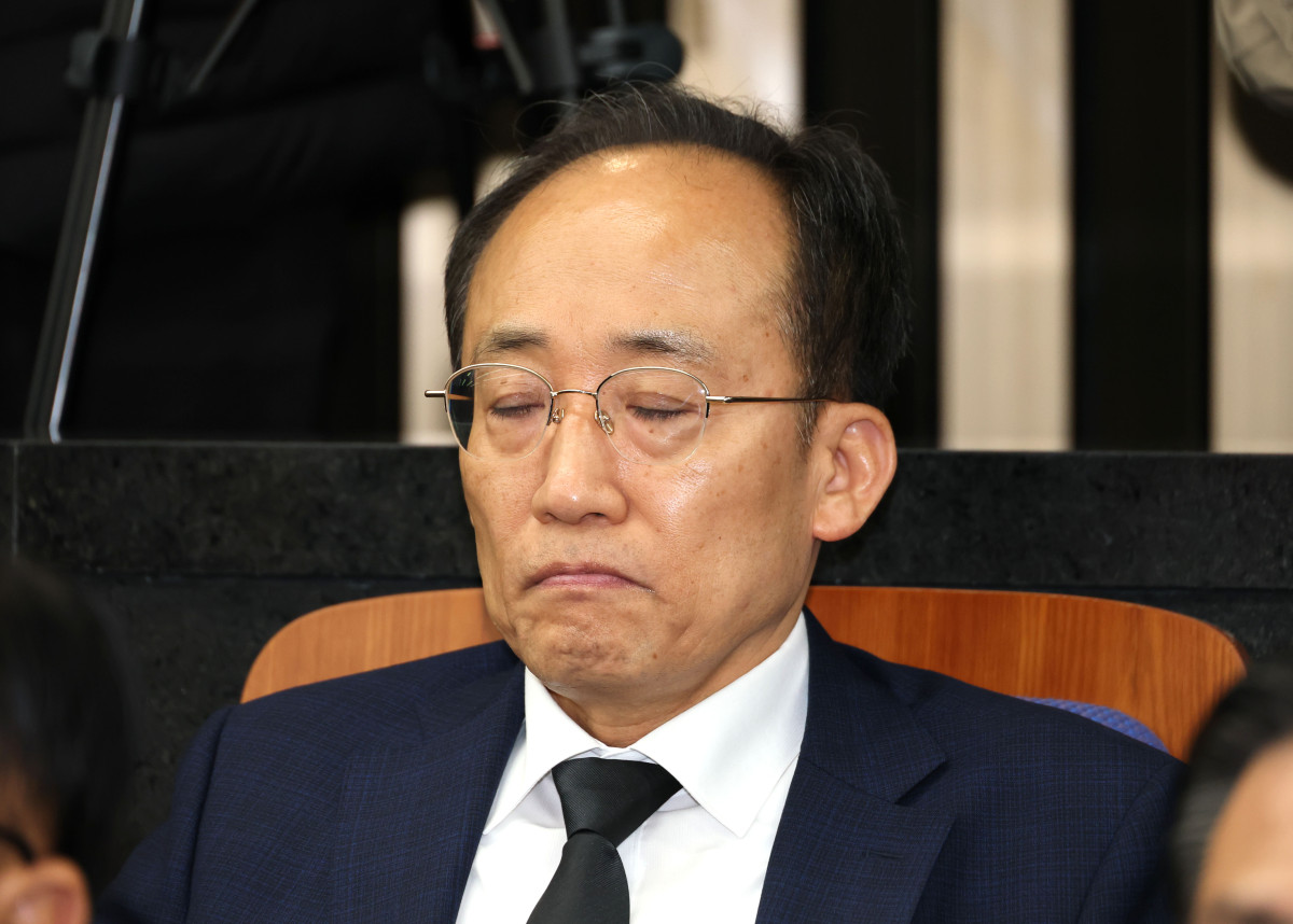 ▲추경호 국민의힘 의원이 4일 서울 여의도 국회에서 열린 의원총회에 참석해 장동혁 대표의 발언을 듣고 있다. (연합뉴스)