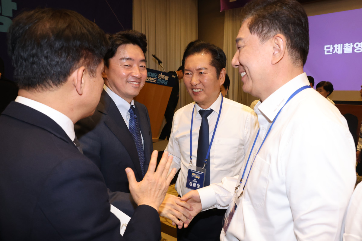 ▲정청래 더불어민주당 대표와 김병기 원내대표가 10일 경기 광주시 곤지암리조트에서 열린 '2025 전국지역위원장 워크숍'에서 강훈식 대통령실 비서실장과 대화하고 있다. 왼쪽부터 김병욱 대통령실 정무비서관, 강훈식 비서실장, 정청래 대표, 김병기 원내대표. (연합뉴스)