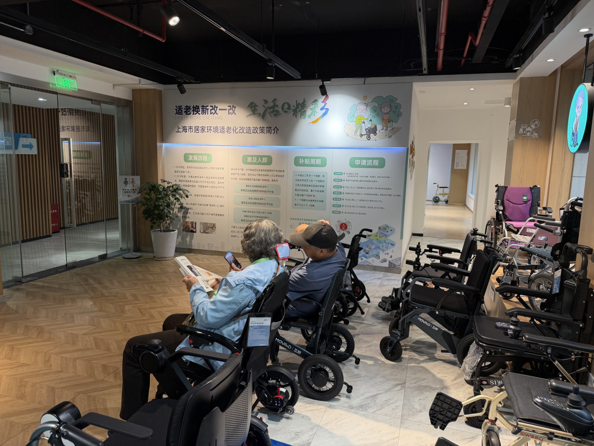 ▲중국 상하이시 '상하이시 재활보조기기·요양기술 혁신제품 체험관’ 내부에 다양한 노인복지용구를 관람객들이 시험해보는 모습.(이준호 기자)